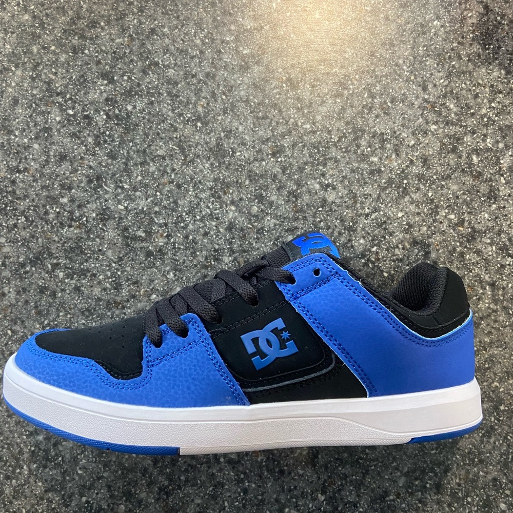 Youth 6 DC SHOES NEW NEVER WORN